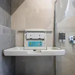 Front - 3 Bedrms With Ac, Free Parking And Wifi *