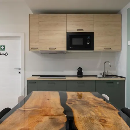 Front - 3 Bedrms With Ac, Free Parking And Wifi *