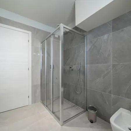 Апартаменты Front - 3 Bedrms With Ac, Free Parking And Wifi Olginate