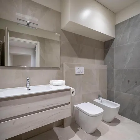 Front - 3 Bedrms With Ac, Free Parking And Wifi *
