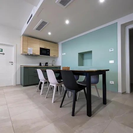 Front - 3 Bedrms With Ac, Free Parking And Wifi *