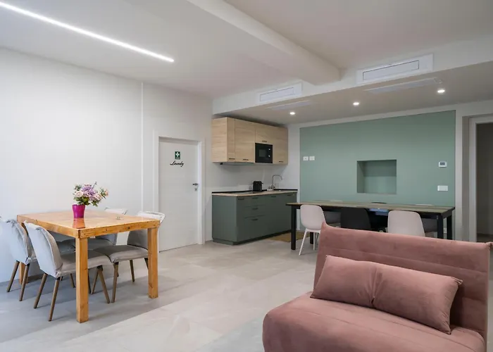 Front - 3 Bedrms With Ac, Free Parking And Wifi Апартаменты *