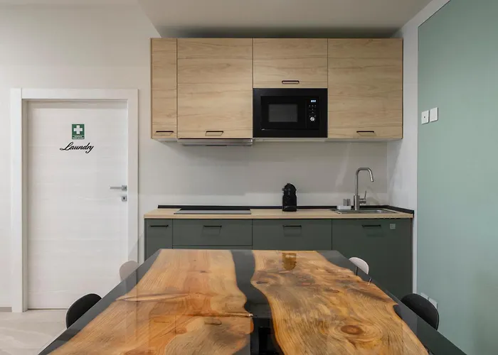 Front - 3 Bedrms With Ac, Free Parking And Wifi *