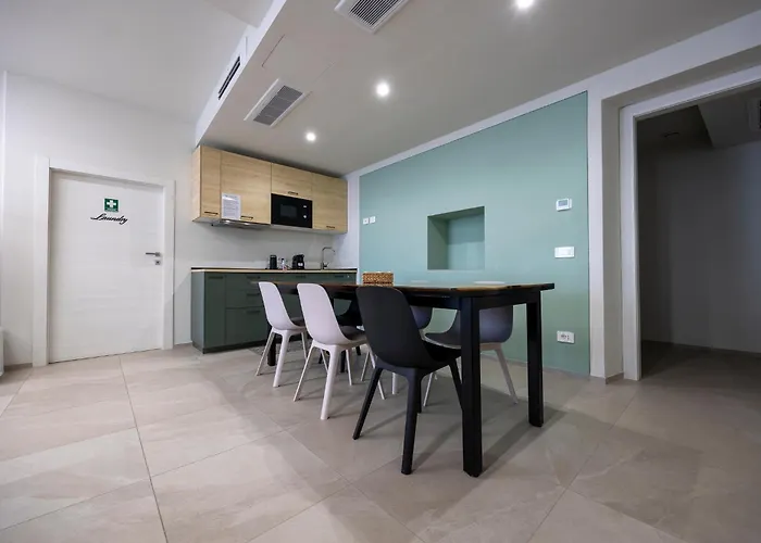 Front - 3 Bedrms With Ac, Free Parking And Wifi *