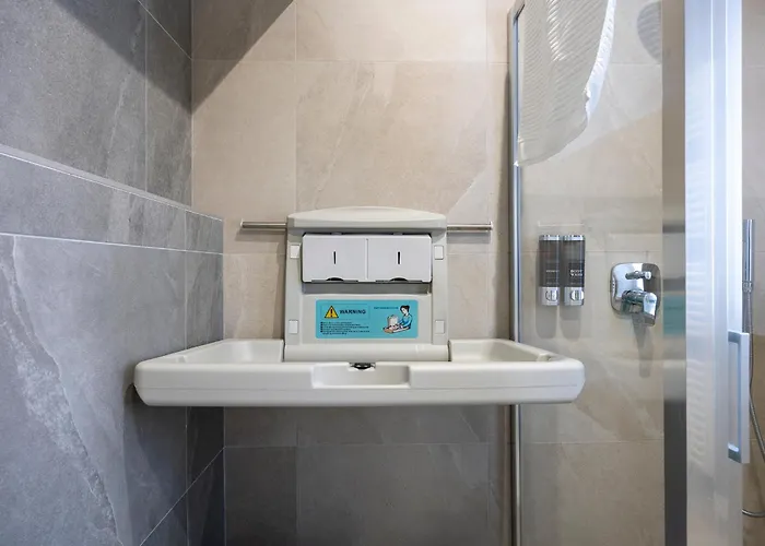 Front - 3 Bedrms With Ac, Free Parking And Wifi *