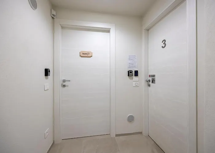 Front - 3 Bedrms With Ac, Free Parking And Wifi Appartamento *