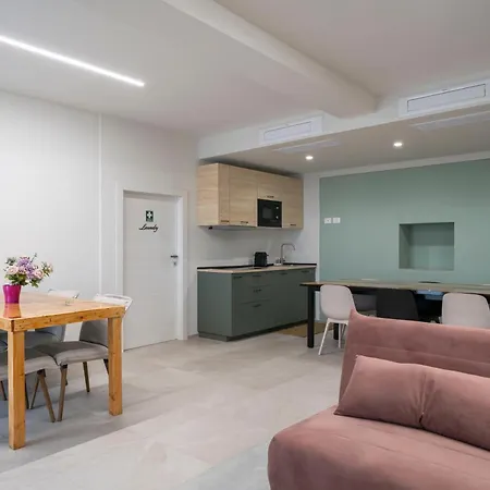 Front - 3 Bedrms With Ac, Free Parking And Wifi Apartament *