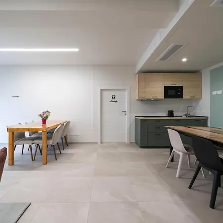 Front - 3 Bedrms With Ac, Free Parking And Wifi Apartament Olginate