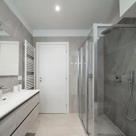 Front - 3 Bedrms With Ac, Free Parking And Wifi Apartament