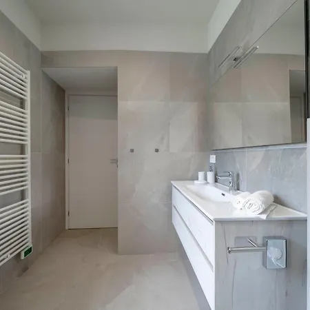 Front - 3 Bedrms With Ac, Free Parking And Wifi Apartament *