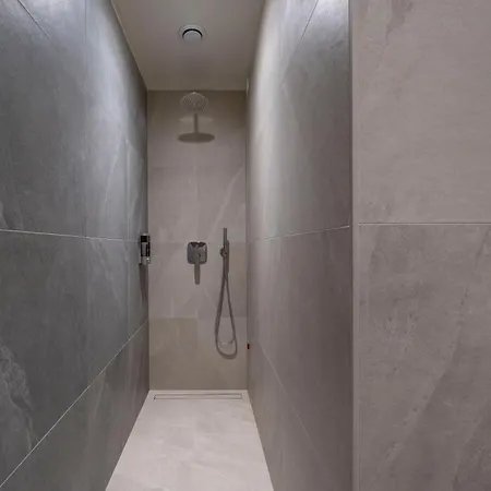 Apartament Front - 3 Bedrms With Ac, Free Parking And Wifi